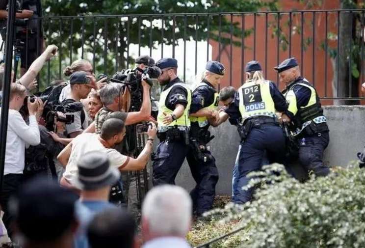 په سويډن کې د قرآن سوځولو غونډه په تاوتریخوالي واوښته او پولیسو ۱۲ کسان ونیول