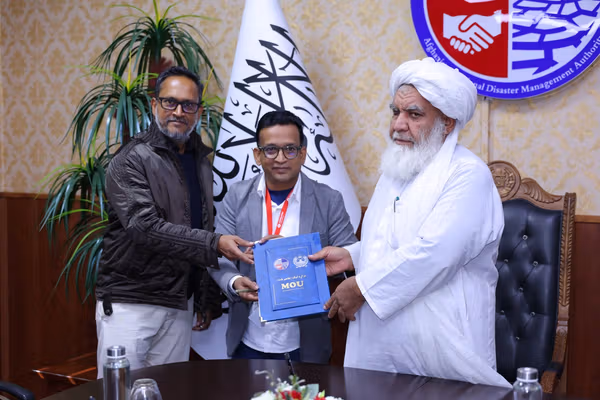 طالبانو د دوو نړۍوالو بنسټونو سره د درې اړخیزې همکارۍ هوکړهلیک لاسلیک کړ