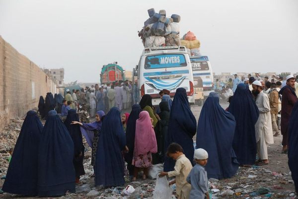 طالبان وايي یوازې پرون له ایران او پاکستان نه تر یو زرو ۸۰۰ ډېرې کورنۍ افغانستان ستنې شوې