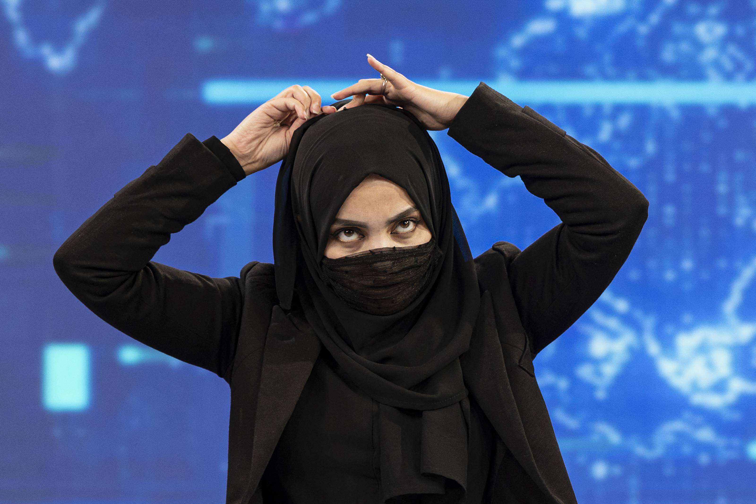 سخنگوی طالبان: منتقدان نقاب مجریان زن چرا به نکتای مردان اعتراض نمی‌کنند؟