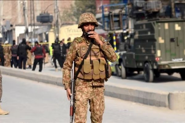 د پاکستان پوځ وايي د ټي ټي پي د یوه قوماندان په ګډون یې ۱۰ وسله وال وژلي