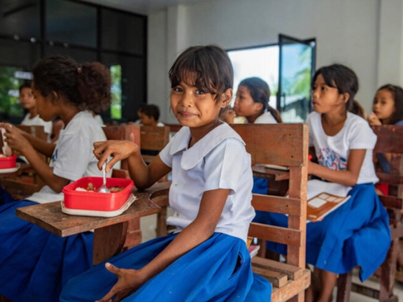 د خوړو نړۍوال پروګرام خبرداری: په نړۍ کې هره ورځ سل مېلیونه ماشومان ښوونځيو ته وږي ځي