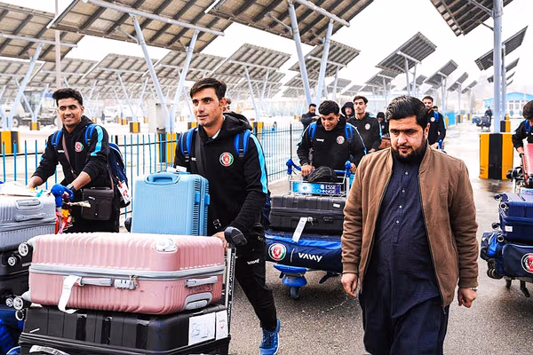 از صدرنشینی تا نیمهنهایی؛ تیم کریکت زیر نوزده سال افغانستان به کابل بازگشت