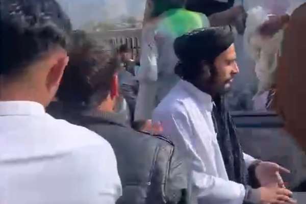 طالبانو په کونړ کې د فراغت په مراسمو کې د ملي بیرغ له امله ۱۰ تنه ونیول