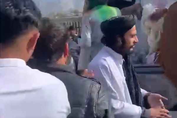 طالبانو په کونړ کې د فراغت په مراسمو کې د ملي بیرغ له امله ۱۰ تنه ونیول