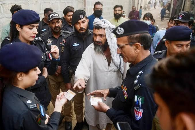 پاکستان: افغان کډوال له خپل هېواده خامخا باسو او له دې پرېکړې نه په شاه کېږو