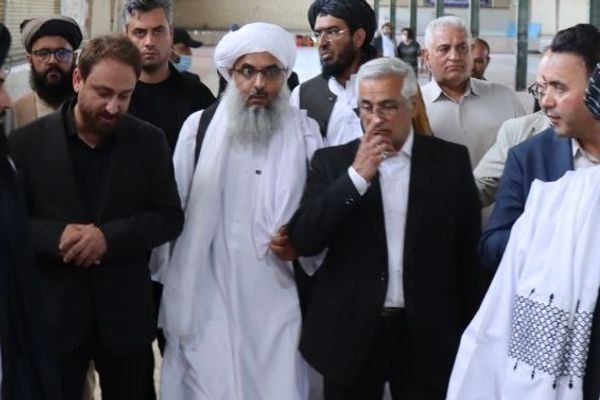 د هرات لپاره د طالبانو والي په ایران کې د افغان کډوالو یوه پنډغالي ته ورغلی
