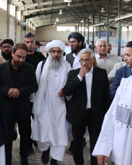 د هرات لپاره د طالبانو والي په ایران کې د افغان کډوالو یوه پنډغالي ته ورغلی