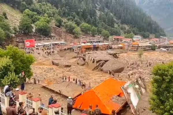 طالبان میگوید دستکم ۱۰ نفر از قربانیان سیلابها در نورستان مفقودند