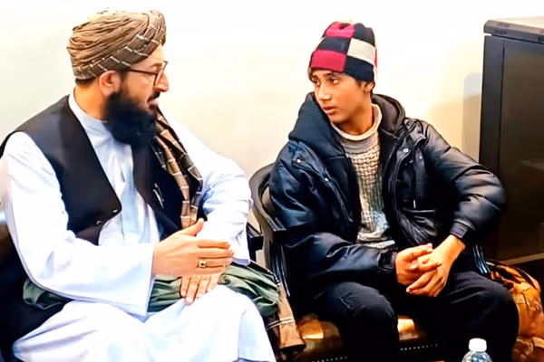 دیدار سفیر طالبان با نوجوانی که به کمک سرباز حکومت پیشین از مرگ نجات یافت