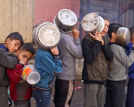 په غزه کې د ماشومانو په ګډون ۲۹ تنه د لوږې له امله مړه شوي