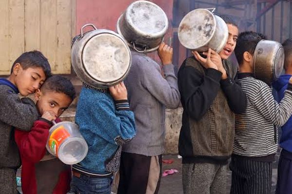 په غزه کې د ماشومانو په ګډون ۲۹ تنه د لوږې له امله مړه شوي