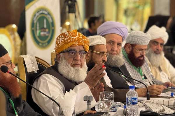 د پاکستان دیني عالمان: افغان طالبان او پاکستان دې خپلې ستونزې د خبرو له لارې حل کړي