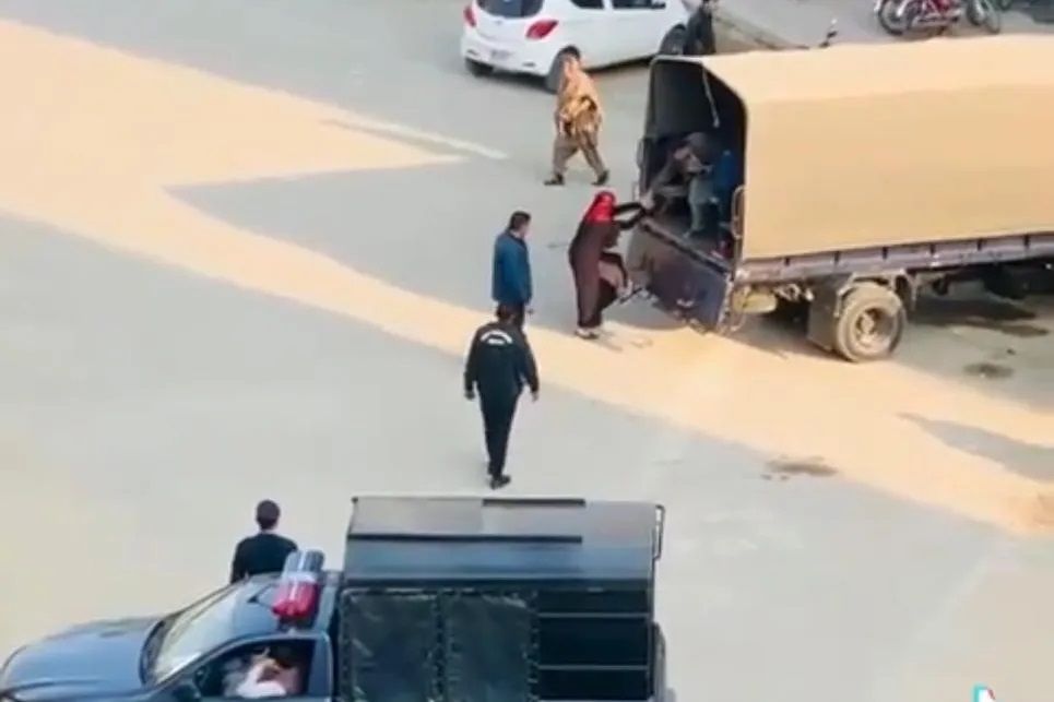 په پاکستان کې د ویزو د تمدید بهیر له بندېدو سره زرګونه افغانانو د نیولو او شړلو سره مخ دي