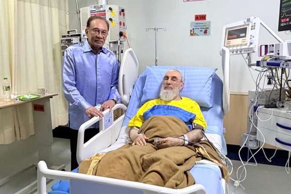 د مالیزیا لومړی وزیر د ګلبدین حکمتیار د پوښتنې لپاره روغتون ته ورغلی دی
