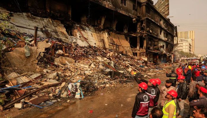 په کراچۍ کې د اورلګېدنې له امله د مړو شمېر ۶۷ ته رسېدلی او ۷۷ کسان لاهم تري تم دي