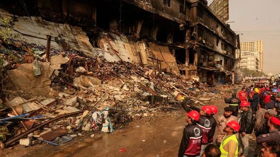 په کراچۍ کې د اورلګېدنې له امله د مړو شمېر ۶۷ ته رسېدلی او ۷۷ کسان لاهم تري تم دي