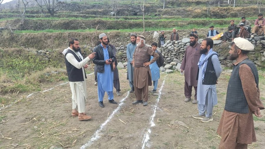 طالبان وایي په دره نور ولسوالۍ کې ۲۰۵ زلزله ځپلو کورنیو ته د کورونو جوړولو چارې پيل شوې