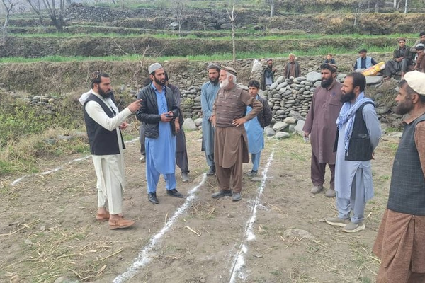 طالبان وایي په دره نور ولسوالۍ کې ۲۰۵ زلزله ځپلو کورنیو ته د کورونو جوړولو چارې پيل شوې