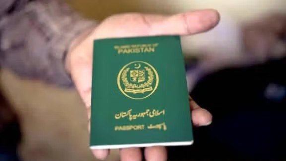 باكستان تعتقل 4 أشخاص بتهمة إصدار جوازات سفر مزورة لأفغان