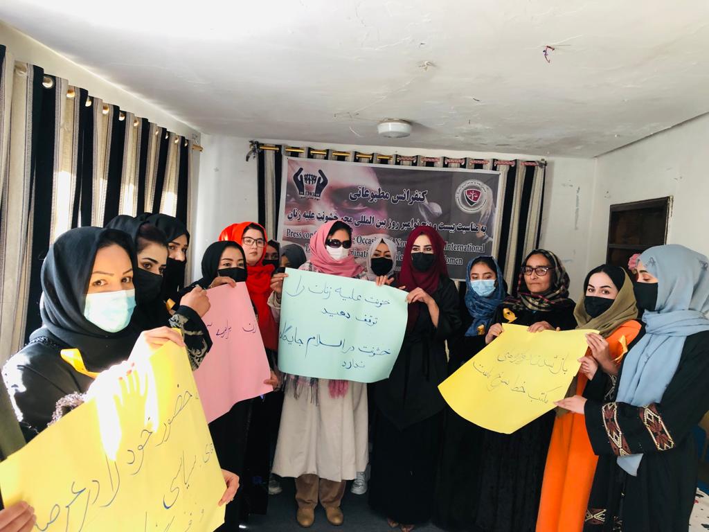 گروهی از زنان نشستی را به مناسب روز جهانی مبارزه با خشونت علیه زنان در کابل برگزار کردند