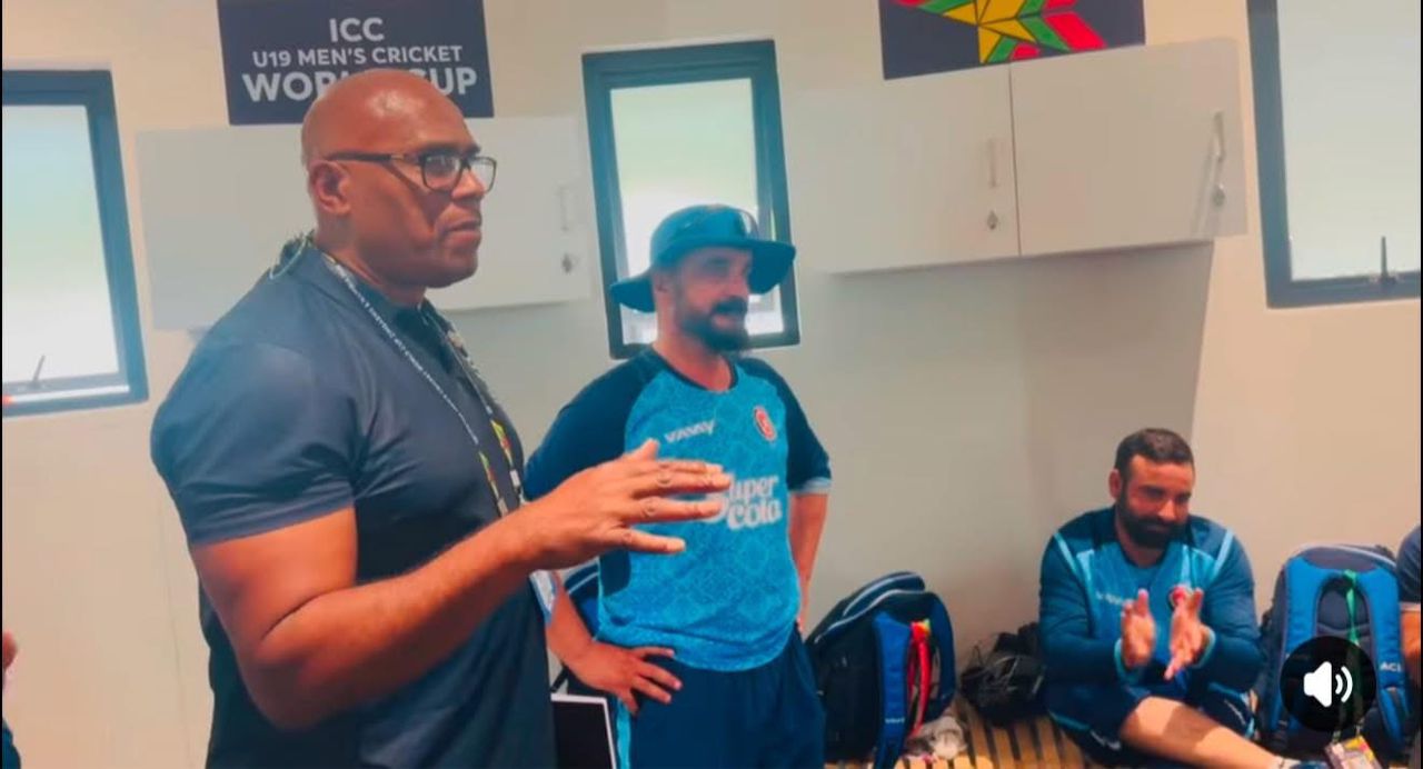 د ویسټ‌انډیز  پخواني نامتو کرېکټ لوبغاړي د افغانستان د ۱۹ کلنو کرېکټ لوبغاړي وستایل