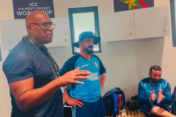 د ویسټانډیز پخواني نامتو کرېکټ لوبغاړي د افغانستان د ۱۹ کلنو کرېکټ لوبغاړي وستایل