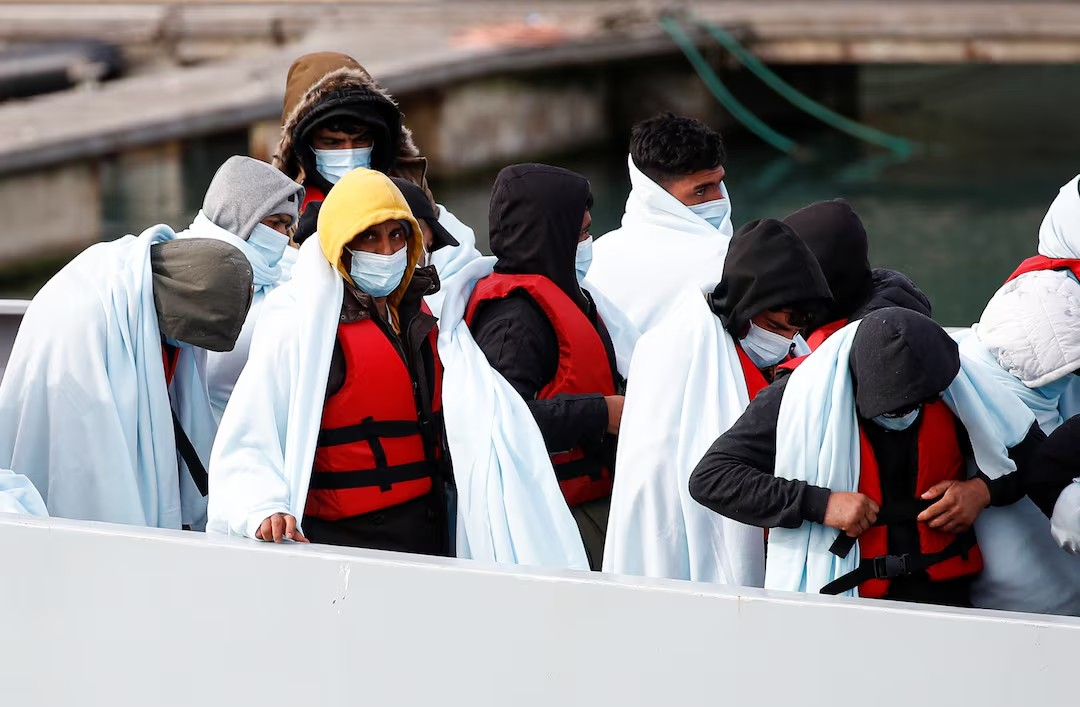 بریټانیا د کابل له سقوط وروسته افغانستان ته ۸ افغان کډوال شړلي