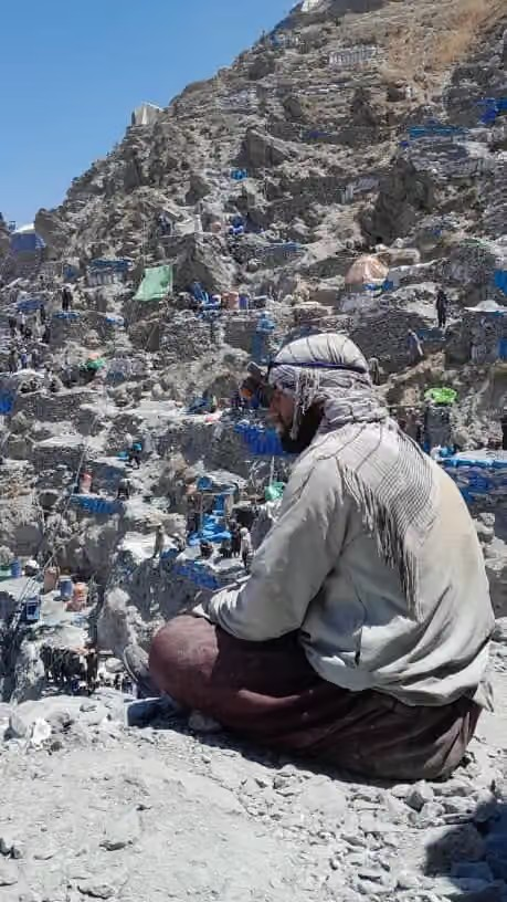 مئات من عمال المناجم عالقون وسط اشتباكات طالبان وعناصر جمعة خان فاتح