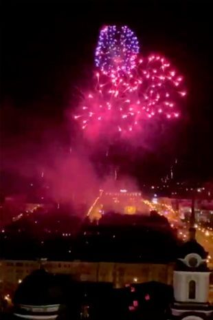 همزمان با ورود تانک‌های روسی به شرق اوکراین، آسمان شهر دونتسک با مراسم آتش‌بازی روشن شده است.