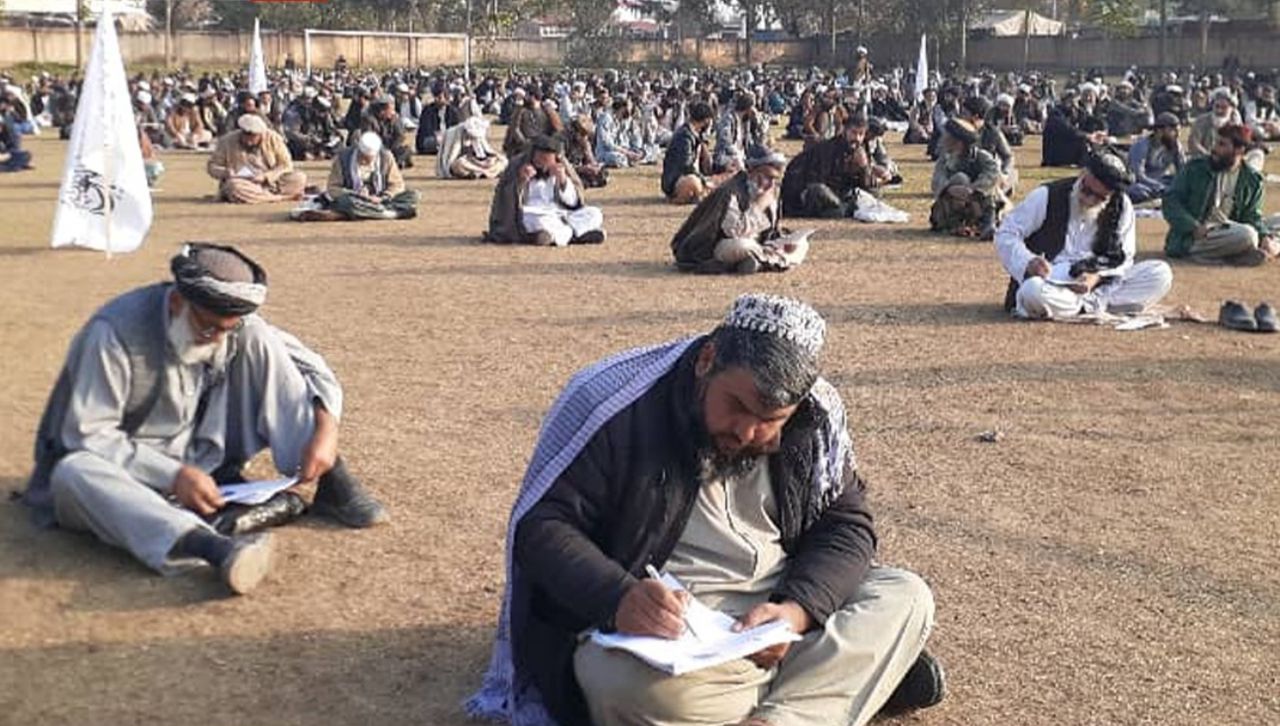 طالبانو په بغلان کې له څه باندې زرو ښوونکو څخه د «امارت پېژندنې کتاب» ازموینه واخیسته