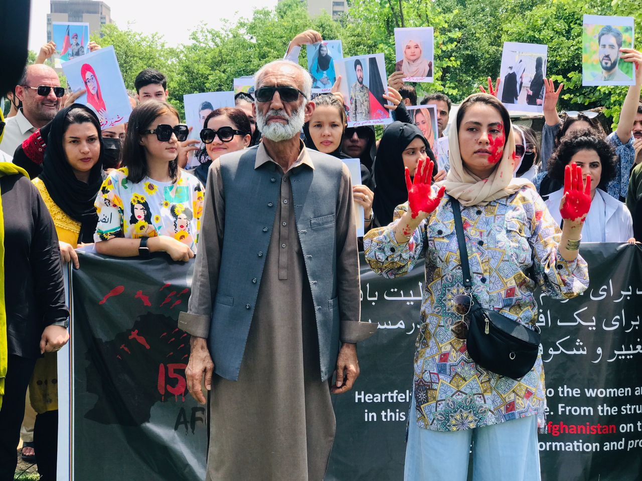 په اسلام اباد کې افغان کډوالو د اګسټ په ۱۵مه په افغانستان د طالبانو پر واکمنیدو نیوکه کړی