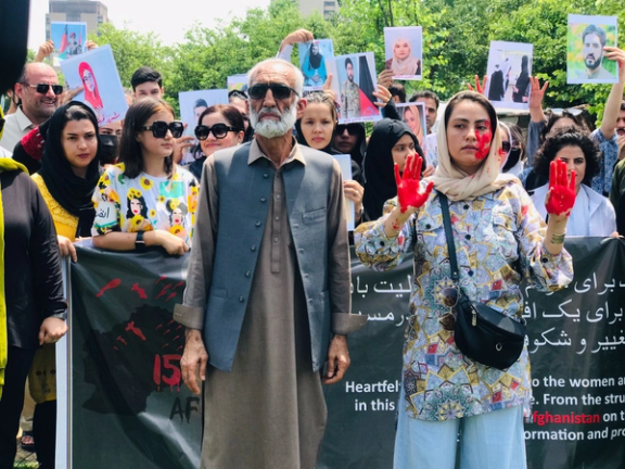 په اسلام اباد کې افغان کډوالو د اګسټ په ۱۵مه په افغانستان د طالبانو پر واکمنیدو نیوکه کړی