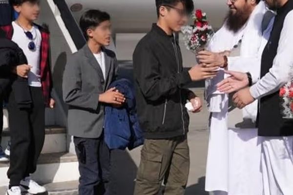 عودة 49 طفلاً أفغانياً من ألمانيا بعد تلقيهم العلاج