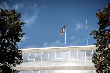 ډنمارک کې د امریکا سفارت په افغانستان کې د وژل شویو ډنمارکي سرتېرو په نوم بیرغونه لرې کړل