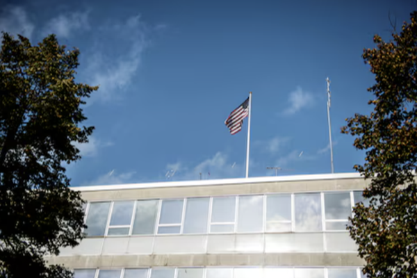 ډنمارک کې د امریکا سفارت په افغانستان کې د وژل شویو ډنمارکي سرتېرو په نوم بیرغونه لرې کړل