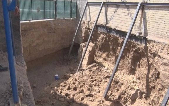 در پی فروریختن دیوار در اصفهان ایران دو کارگر افغان جان باختند