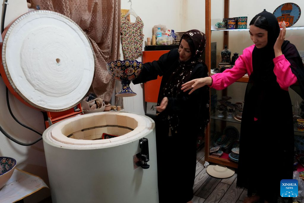 په هرات کې له کار او زده کړو یو شمېر محرومو نجونو په یوه هنري مرکز کې ځان بوخت کړی 