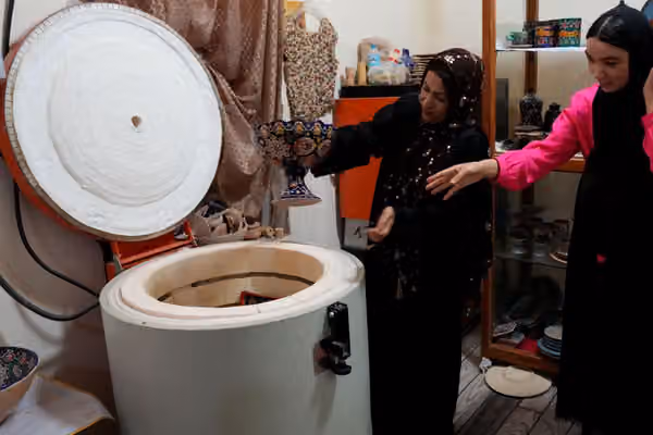 په هرات کې له کار او زده کړو یو شمېر محرومو نجونو په یوه هنري مرکز کې ځان بوخت کړی