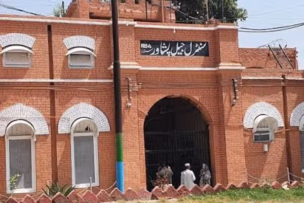 د بېلابېلو جرمونو په تور؛ د خیبر پښتونخوا په زندانونو کې تر ۵۰۰ ډېر افغانان بندیان دي