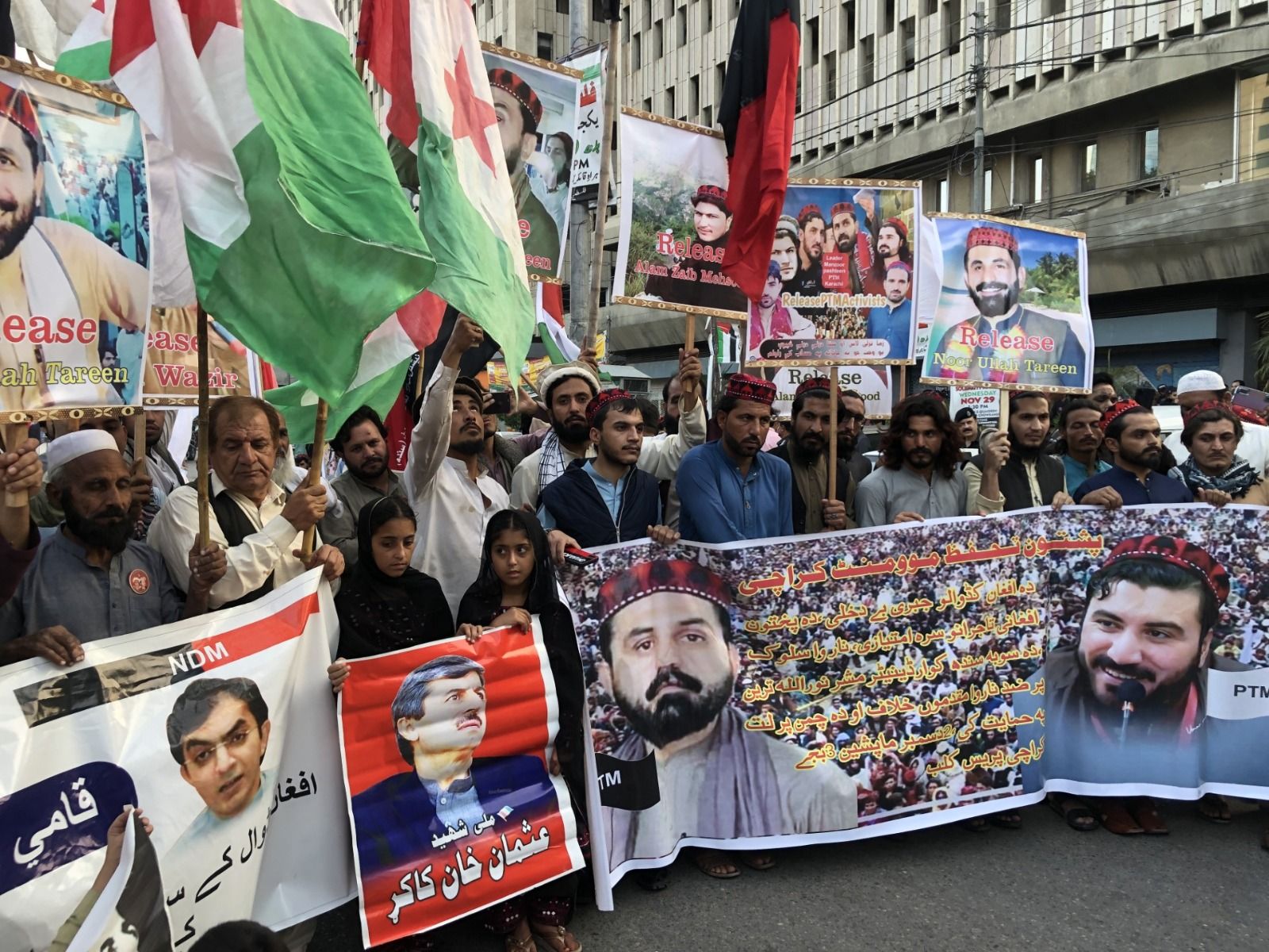 کراچۍ کې پولیسو د پښتنو ګوندونو د مشرانو د نیولو هڅې پیل کړې دي