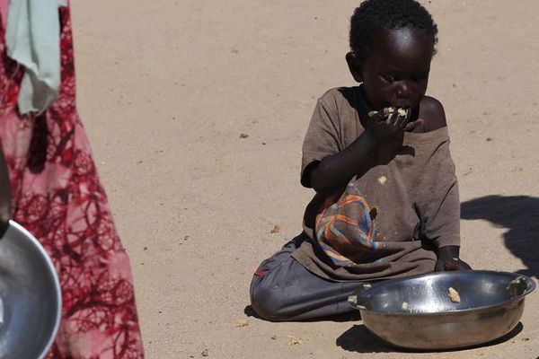 مرستندویه سازمانونه: جګړې، وچکالۍ او د مرستو کمښت په ۲۰۲۶ کال کې لوږه زیاتوي