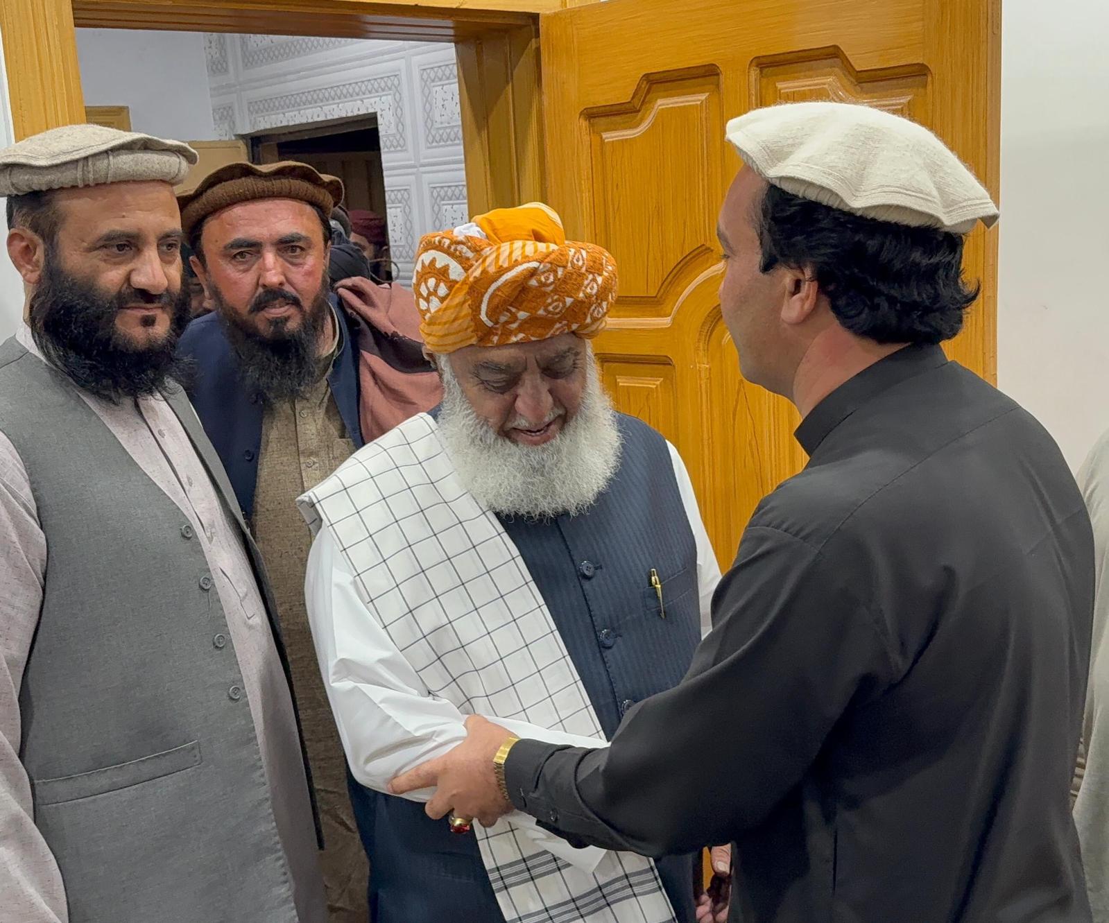 بازرگانان برای بازگشایی مرزهای افغانستان به دیدار مولوی فضل‌الرحمان رفتند