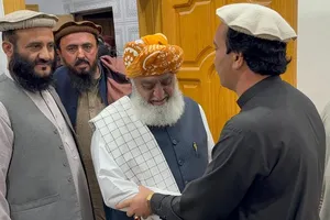 بازرگانان برای بازگشایی مرزهای افغانستان به دیدار مولوی فضلالرحمان رفتند