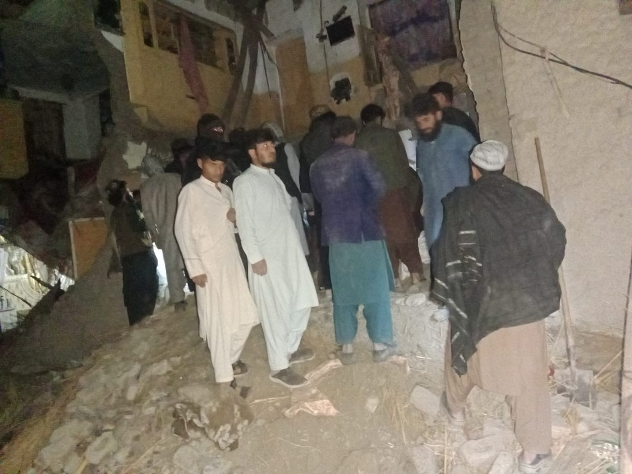 ننګرهار کې د یوه کور د نړېدو له امله یوه مور او شپږ ماشومان یې مړه شوي دي