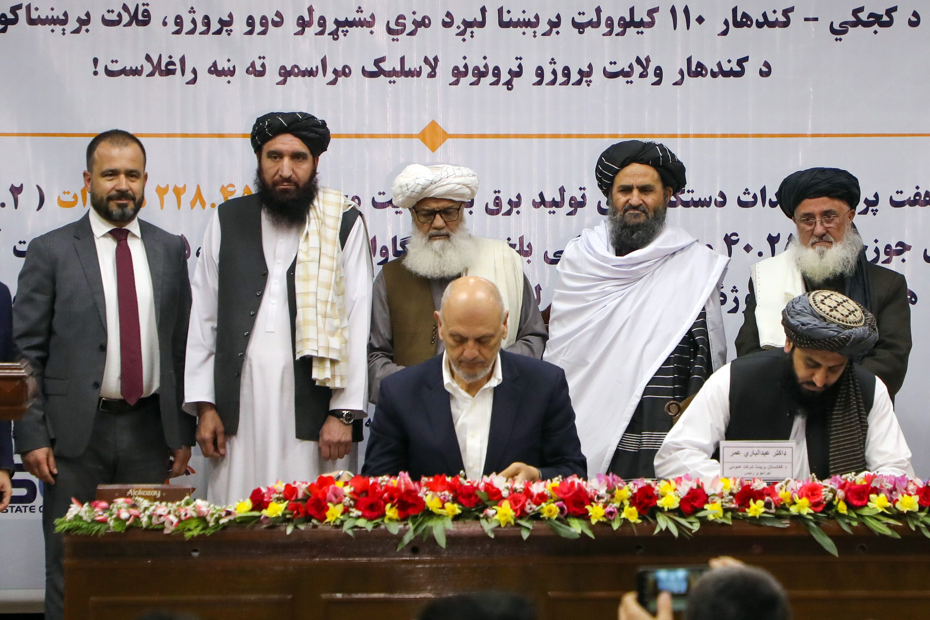 طالبانو د ۲۰ میلیارده افغانیو په ارزښت د تولیدي برېښنا د ۱۰ پروژو تړونونه لاسلیک کړل