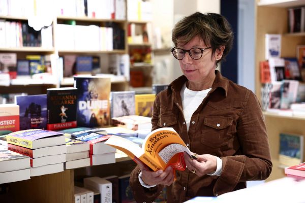 د کمبرېج پوهنتون څېړنه؛ لیکوالان اندېښمن دي چې مصنوعي ځیرکتیا به یې ځای ونیسي