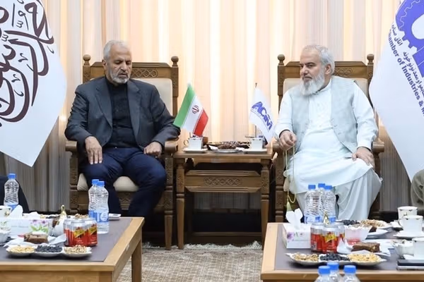 د صنایعو او کانونو خونې چارواکو په کابل کې د ایران له سفیر سره پر اقتصادي همکاریو خبرې کړي