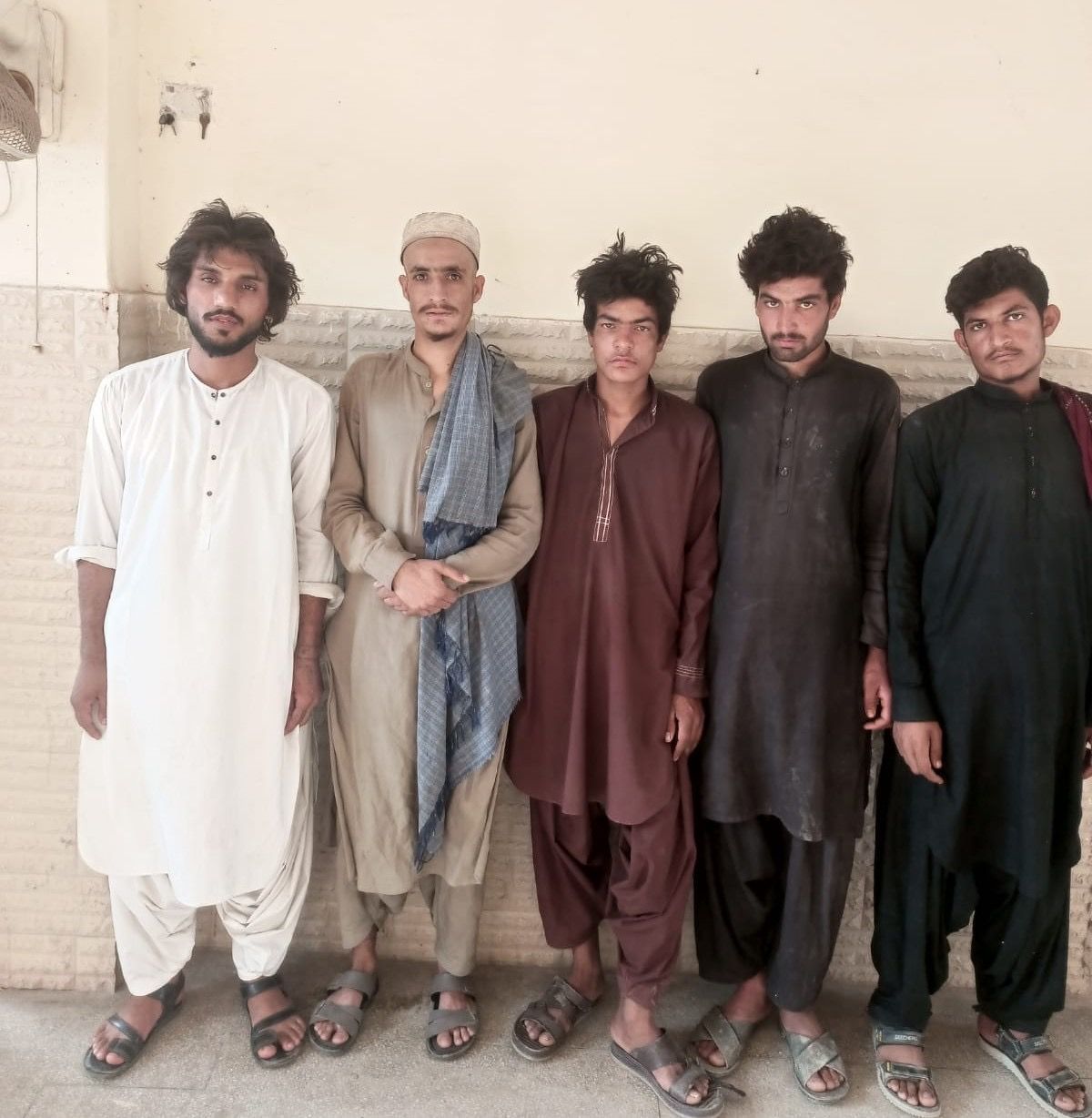 ‏طالبان: ۱۵‌تنه افغانان په کراچۍ کې د پولیسو له یوې حوزې خوشې شول