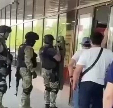 پولیس قزاقستان هفت کارمند یک بانک را از چنگ گروگانگیر مسلح نجات داد